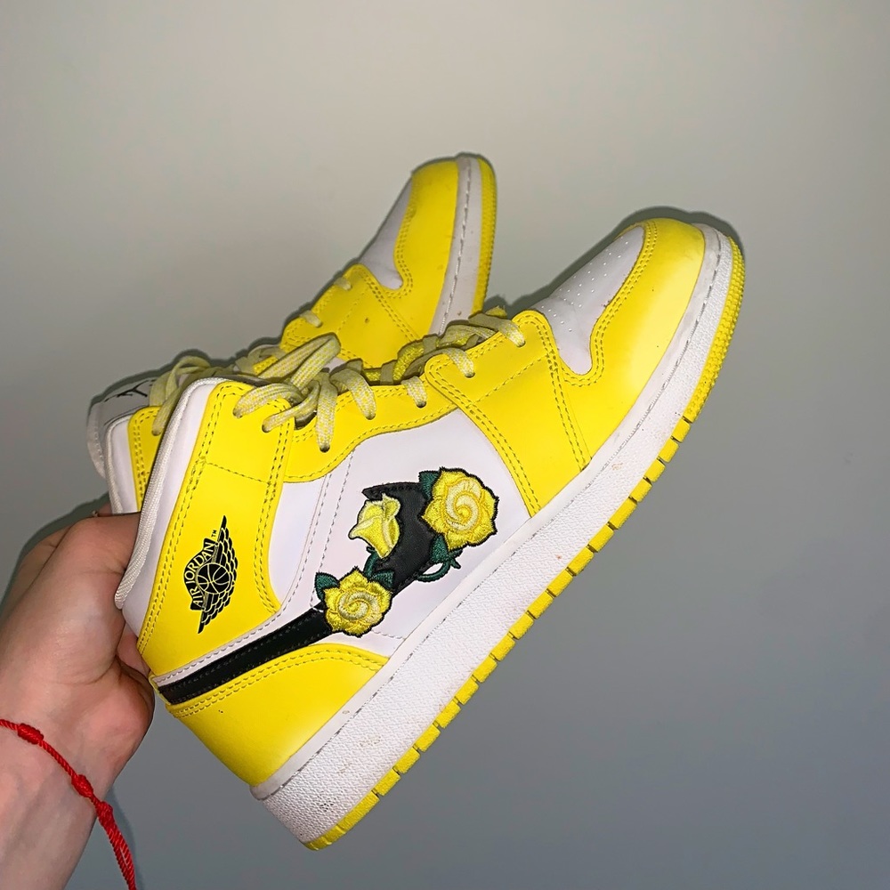 Air Jordan 1 Mid “dynamic yellow”